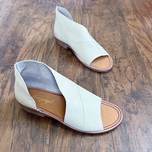 Free People • Mont Blanc Sandal asymmetrical White Distress leather cream ivory - Picture 10 of 10